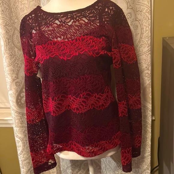 NWT Bananna Republic ombré lace sleeve top/blouse. Burgundy/pink size Small